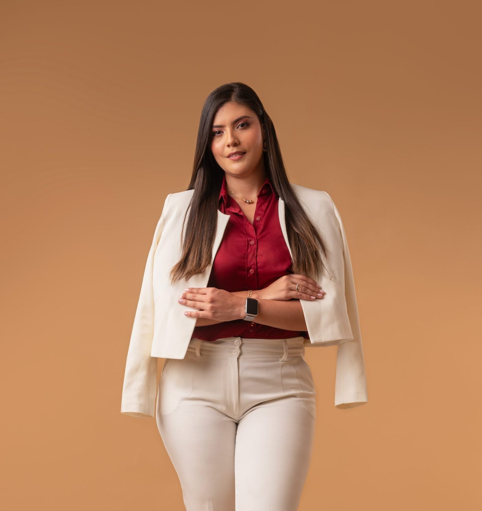 Diana Casas, psicóloga clínica especialista en ansiedad y terapias cognitivo conductual y contextuales, posando con una expresión segura y exitosa.