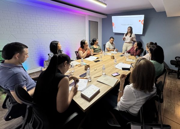 Psicóloga Diana Casas guiando un taller grupal sobre ansiedad en Barranquilla, parte del servicio de talleres presenciales y virtuales.