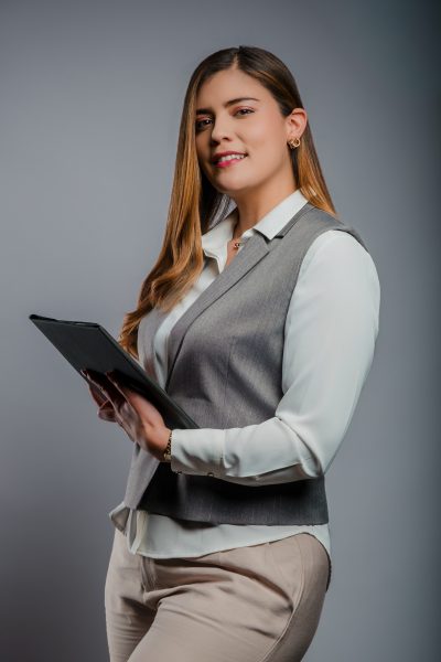 Psicóloga Diana Casas ofreciendo psicoterapia online con una tablet en las manos para brindar atención psicológica profesional a distancia.